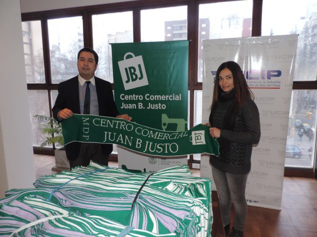 El Centro Comercial a Cielo Abierto Juan B. Justo entregó las bufandas