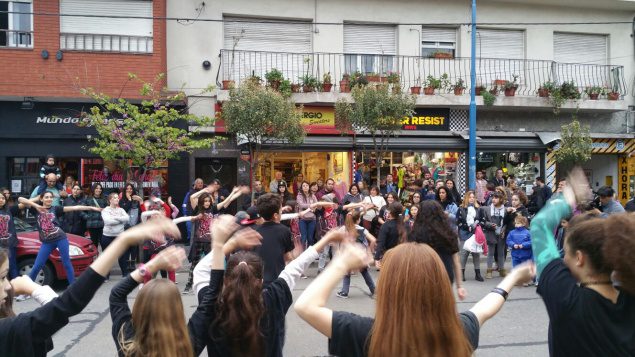En el Centro Comercial a Cielo Abierto de San Juan se vivió un lunes con show y descuentos