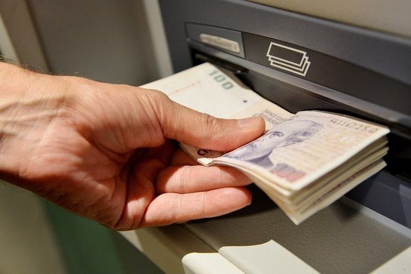 Tras el reclamo el Banco Central postergó el cobro de comisiones bancarias