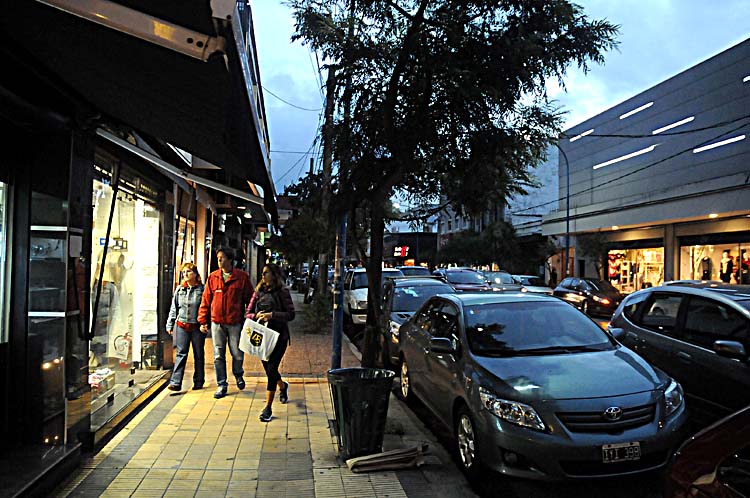 Comerciantes se oponen a los feriantes