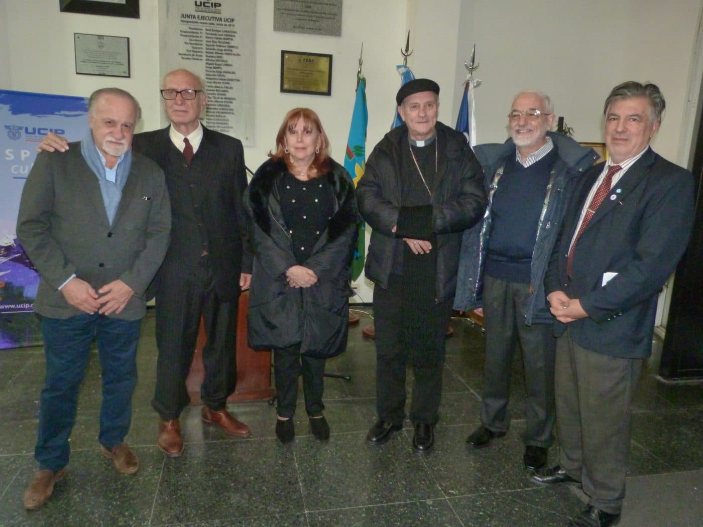 Monseñor Lugones en UCIP: participó de la inauguración de una muestra de arte