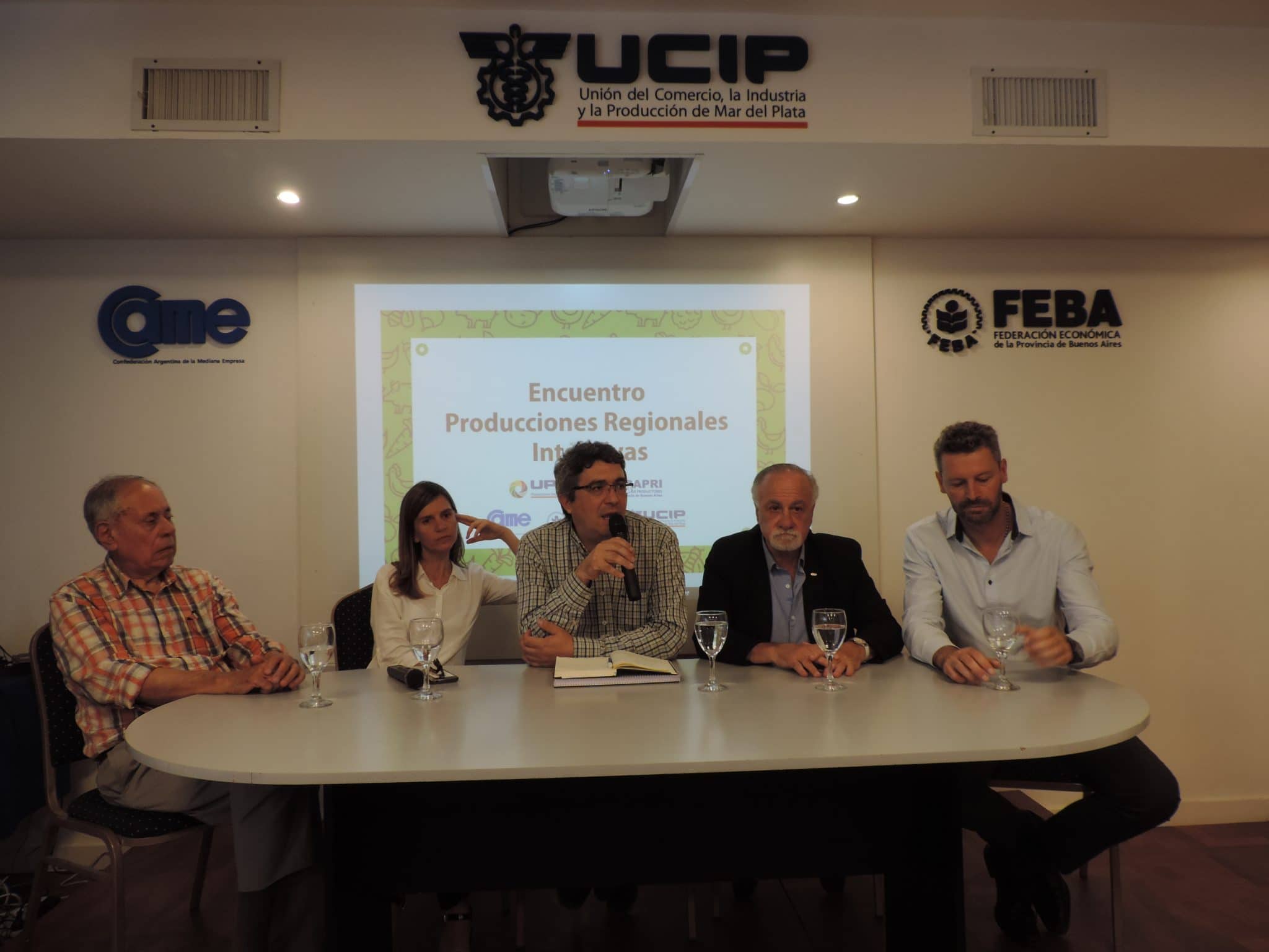 El Ministro de Desarrollo Agrario y la Ministra de Desarrollo de la Comunidad de la provincia se reunieron con productores en la UCIP