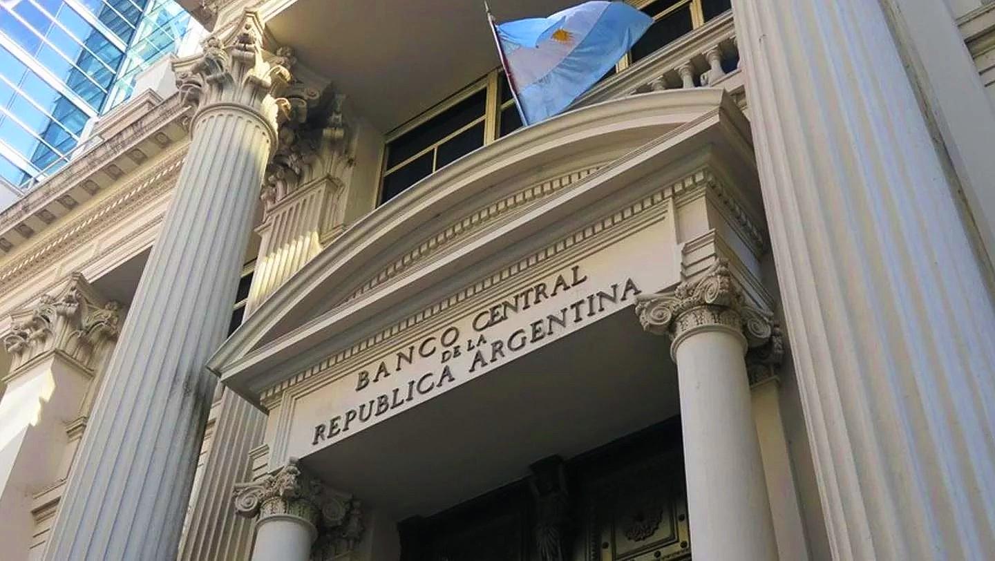 El Banco Central prorrogó hasta fin de año diversos servicios financieros