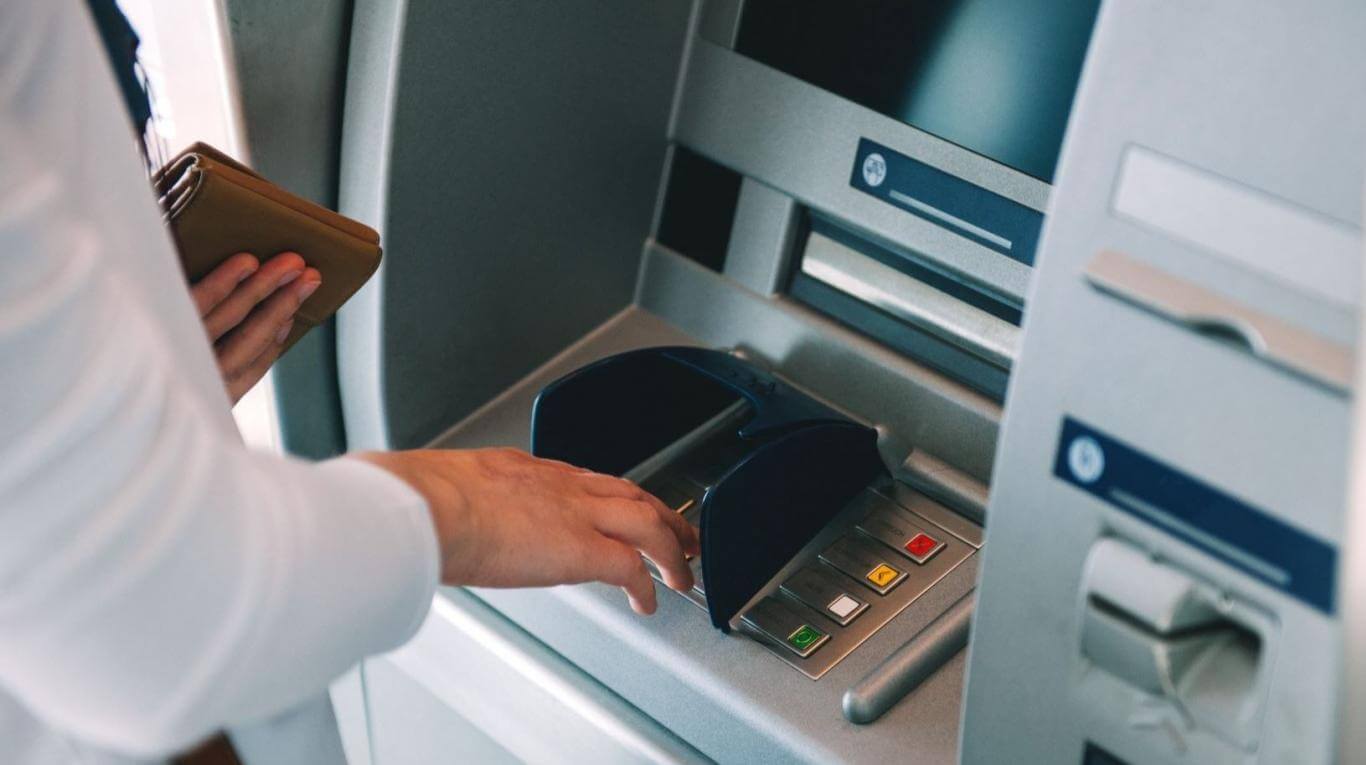 El BCRA suspendió el cobro de cargos y comisiones para operaciones en cajeros automáticos