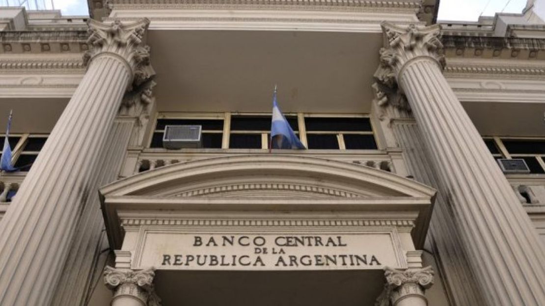 El BCRA habilitó el depósito de cheques por ventanilla