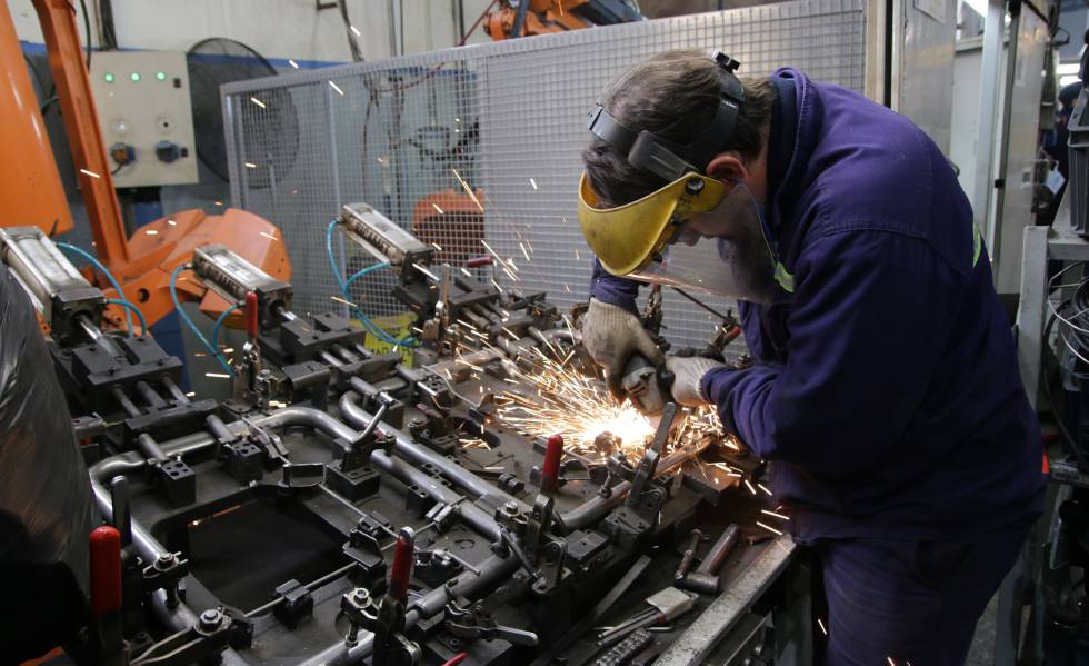 La industria pyme cae 30% anual en el primer mes de 2024