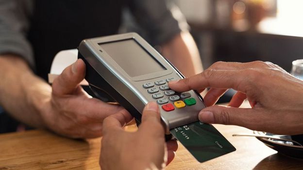 Los comercios que cobren con tarjetas de débito recibirán la acreditación en 24 hs