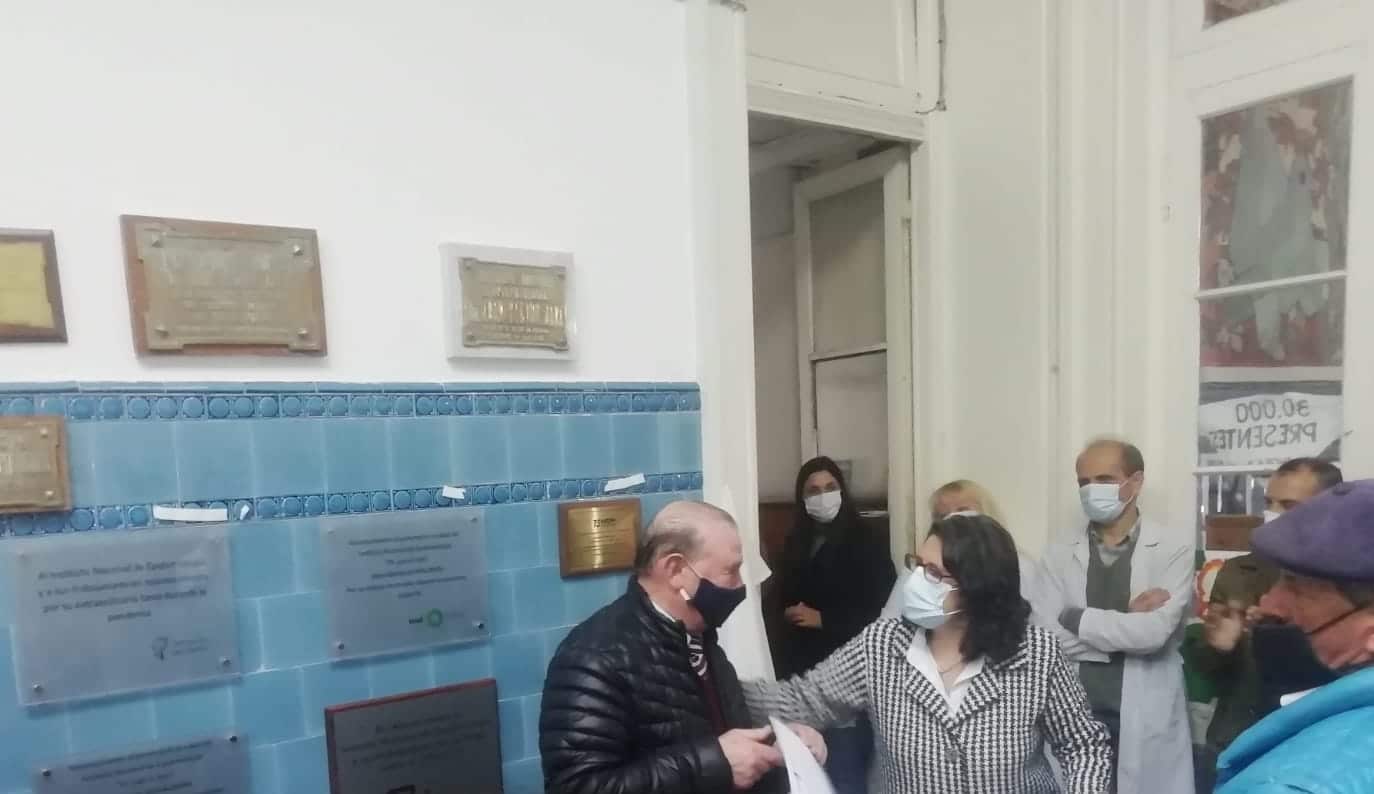 UCIP entregó una placa de reconocimiento al INE