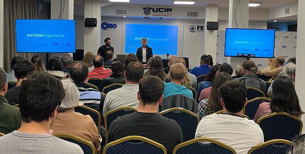 Manuel Sbdar disertó en UCIP
