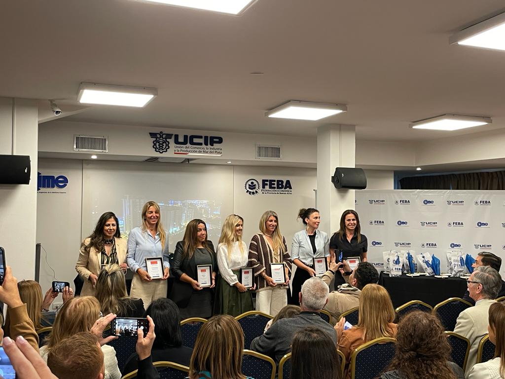 Entrega de reconocimientos a «Mujeres que Hacen»